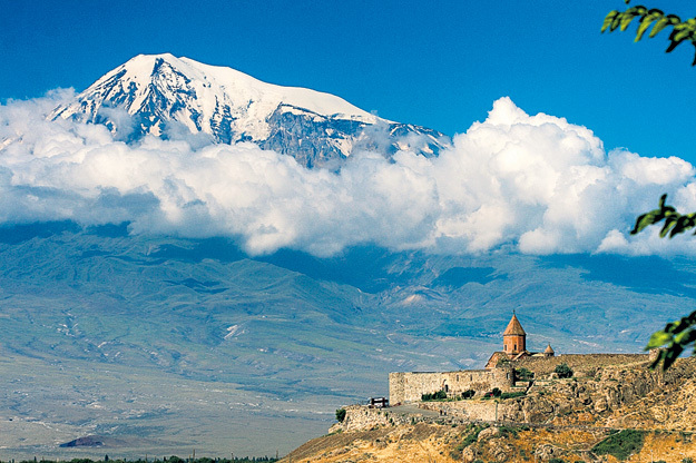 Монастырь Армянской апостольской церкви на фоне священной горы - классическая открытка из Армении. Фото с сайта wikipedia.org