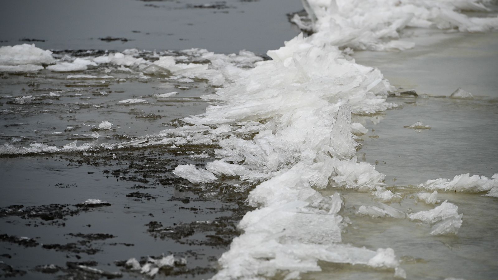 В Калужской области двое подростков провалились под лед реки Протва и утонули