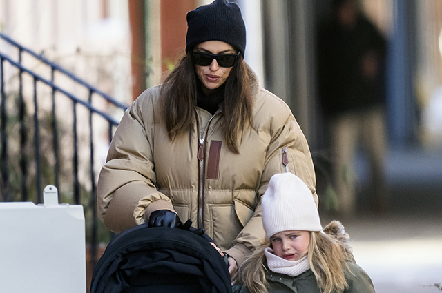 Off-duty: Ирина Шейк c дочерью Леей на прогулке в морозном Нью-Йорке Звездный стиль