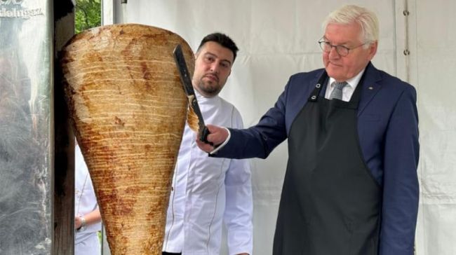 Глава ФРГ пока не сказал, когда турецкий кебаб вытеснит в Германии знаменитые баварские сосиски