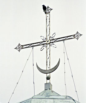 Крест с полумесяцем и свастикой на куполе одного из храмов в Ярославской области