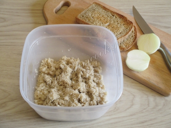 Замочить хлебный мякиш