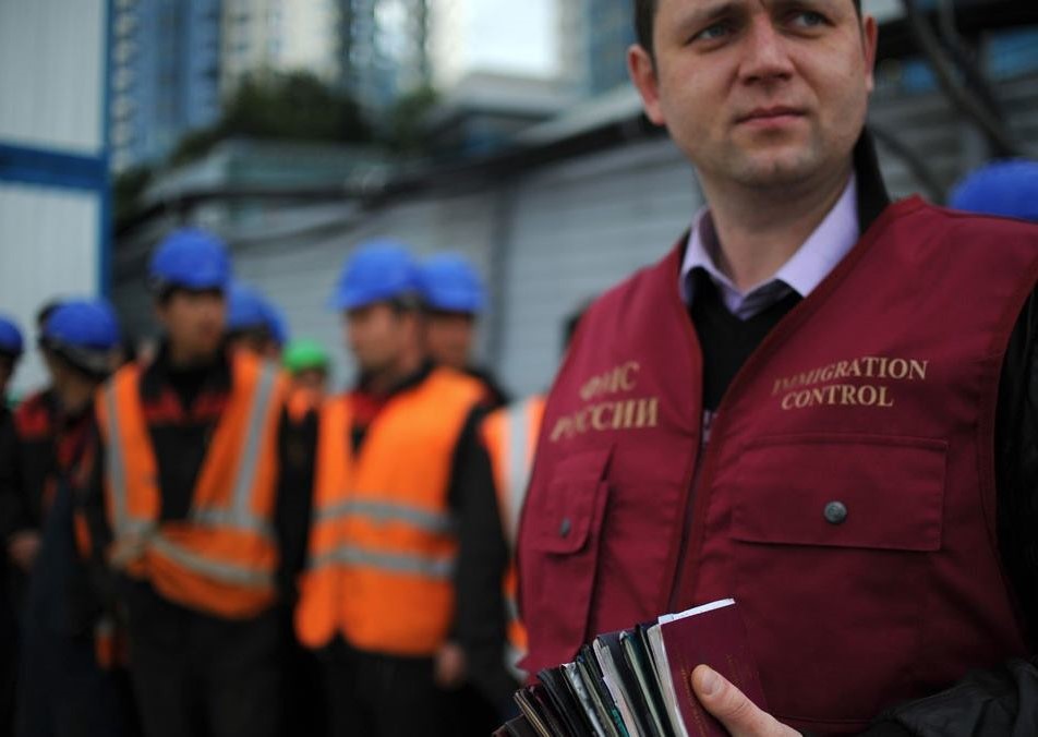 Почему мигрантам в России платят на треть больше, чем местному населению