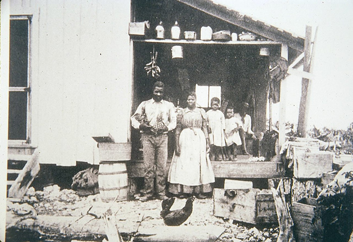 Семья Джонс в своём доме на Порги-Ки. Изображение сделано неизвестным фотографом около 1903 года. Сэр Ланселот Джонс — младший ребёнок.