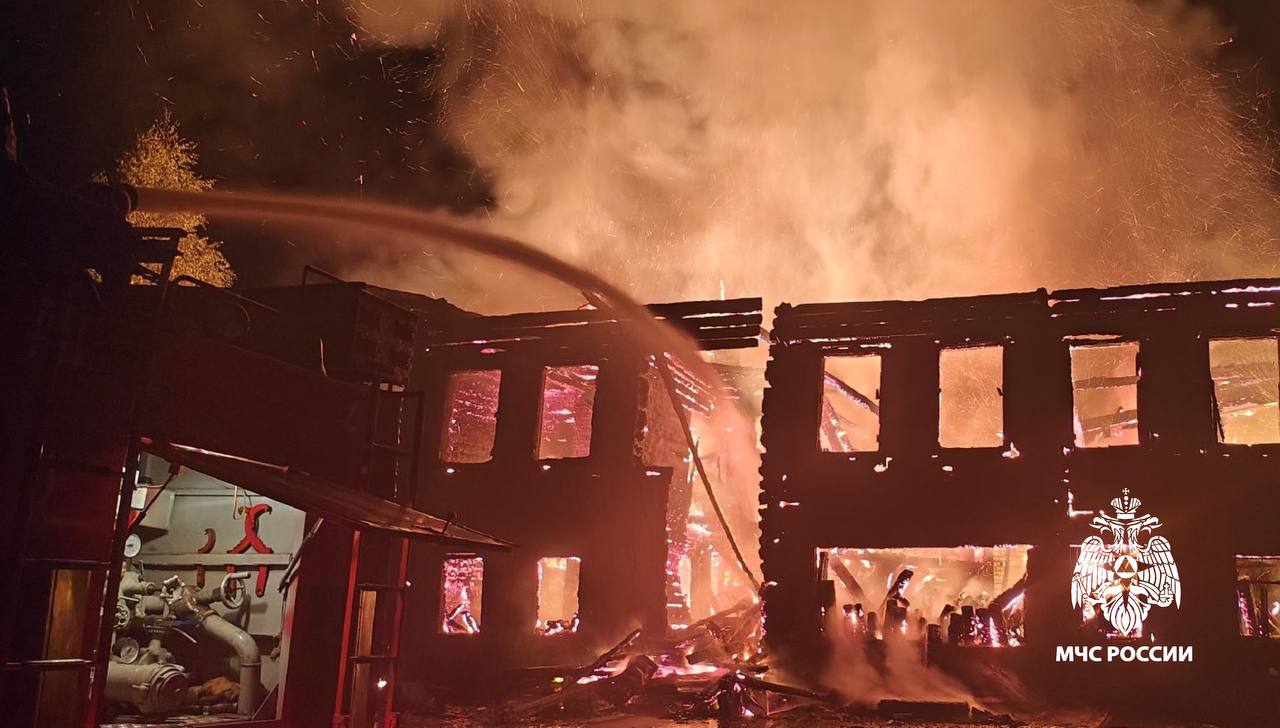 В Тверской области огонь полностью уничтожил заброшенное здание