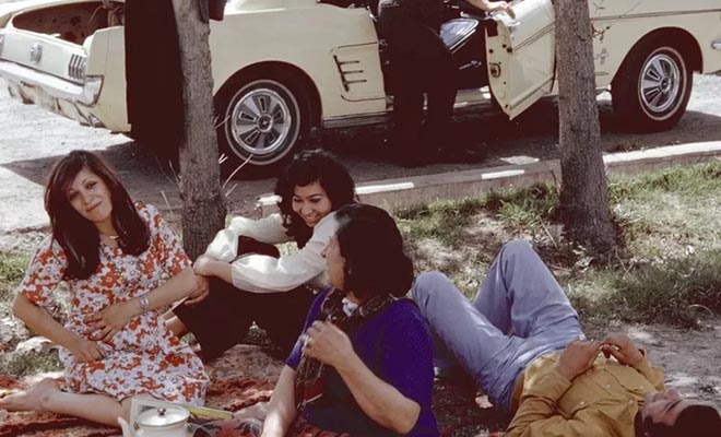 Женщина на дне рождения в Иране, фото из 1972 года. Через 7 лет все изменится 
