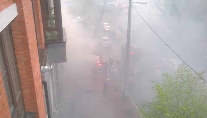 Территорию Россотрудничества в Киеве закидали дымовыми шашками