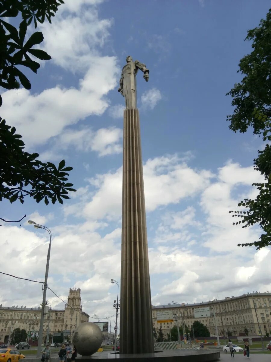 Памятник гагарину. Памятник Юрию Гагарину в Москве. Памятник Гагарину на Ленинском. Памятник ю а Гагарину. Гагарин Стелла Москва.