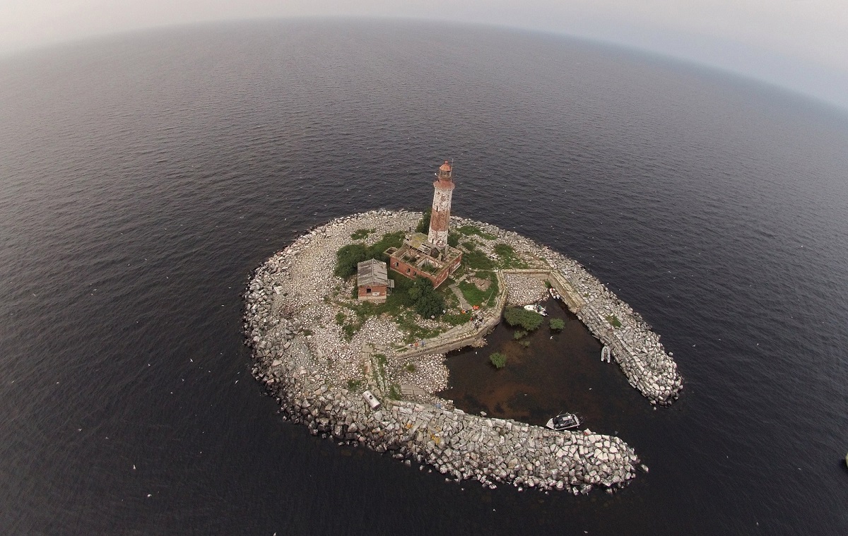 маяк на острове