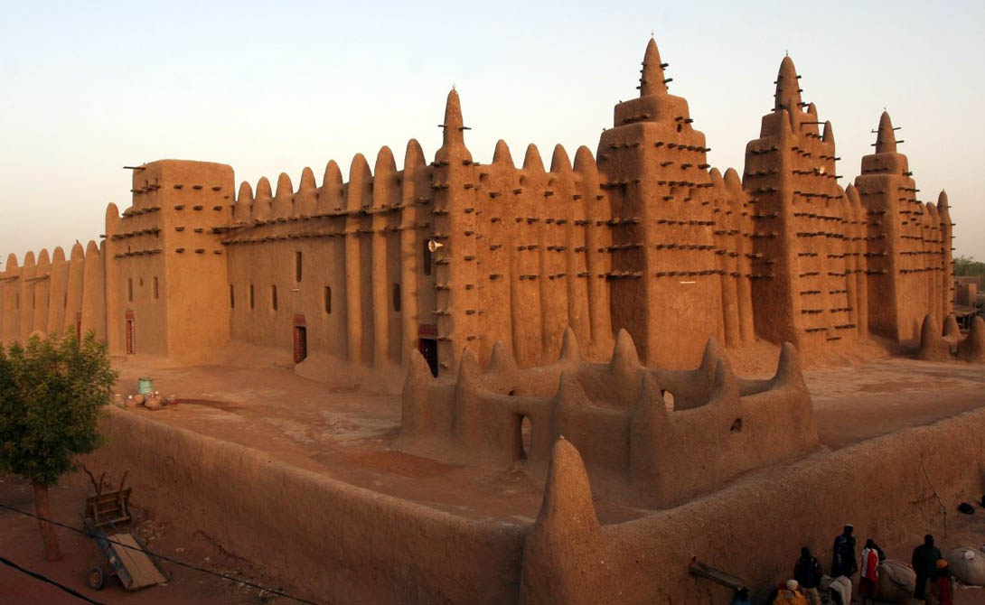 Тимбукту
Мали
Тимбукту был интеллектуальной и духовной столицей,  центром распространения ислама в Африке. Несмотря на то, что реставраторы прилагают все усилия к сохранению величественных памятников города, он медленно приходит в упадок.