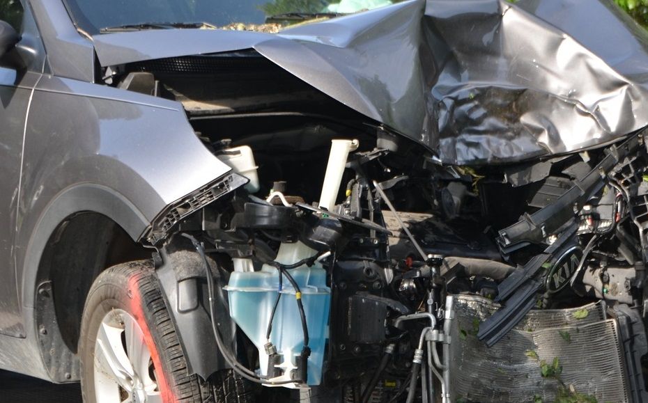 Пьяный водитель иномарки протаранил опору ЛЭП на улице Комарова в Уфе