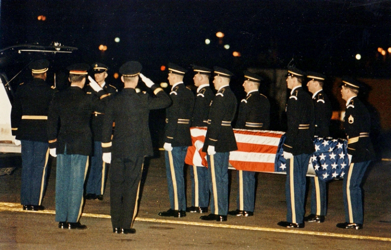 На фото: почетный караул армии США несет гроб с телом майора Артура Д. Николсона к катафалку на авиабазе Рейн-Майн во Франкфурте, Германия, куда тело Николсона прибыло из Западного Берлина на борту самолета армии США C-12, 1985 год.