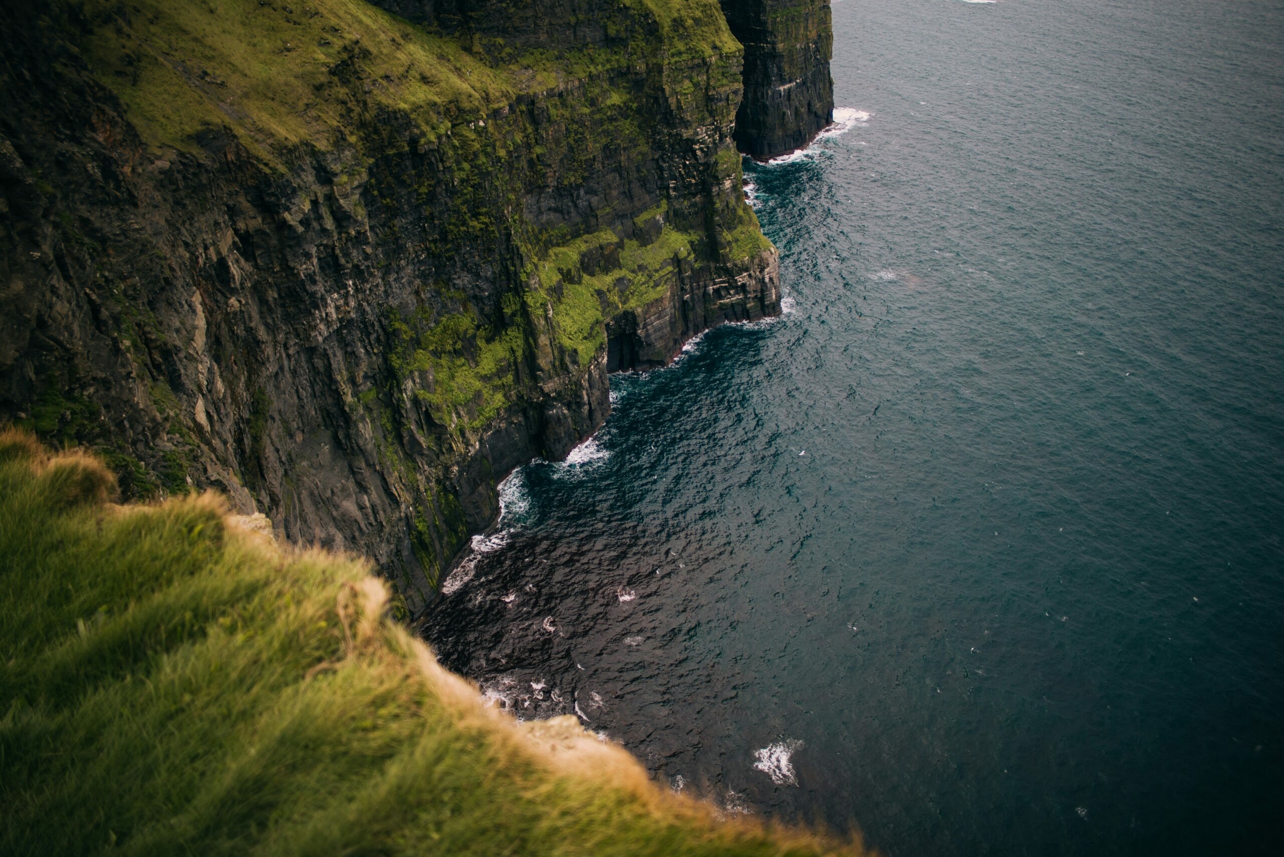 В Ирландии девушка оступилась и улетела со скалы высотой 214 метров