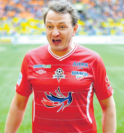 Болельщик «красно-белых» Марат БАШАРОВ сам играет в футбол. Фото Ивана ВИСЛОВА/«Комсомольская правда»