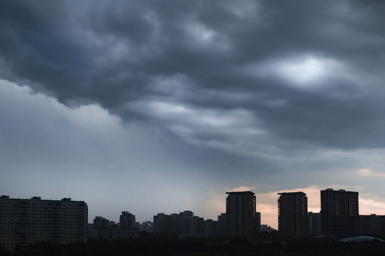 Московская область буря. Ураган в Москве 17 сентября. Ураган гроза в Москве. Гроза в Москве 2016 ураган. Смерч в Москве 017.