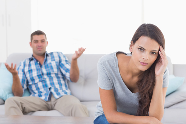 couple-fighting-angry-couch