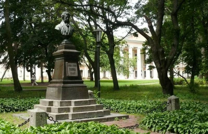 «Украина культурная»: В Чернигове снесли памятник Александру Пушкину