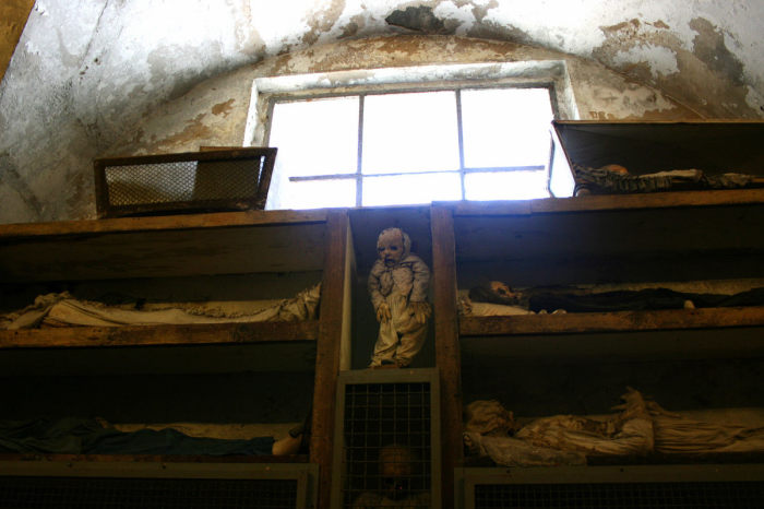 Всего здесь захоронено порядка 8000 человек. / Фото: www.atlasobscura.com Всего здесь захоронено порядка 8000 человек. / Фото: www.atlasobscura.com