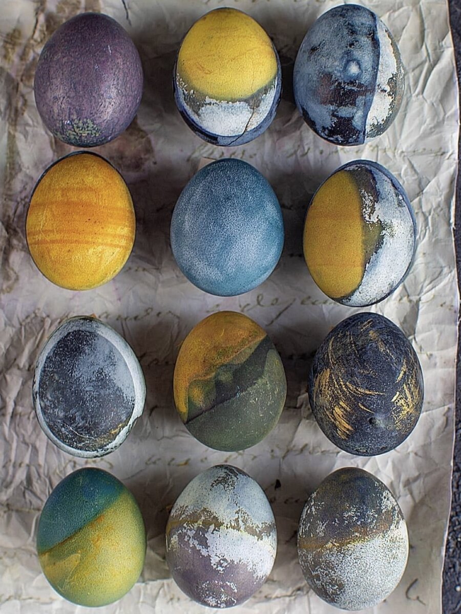 В мире существует множество интересных и необычных способов окрашивания пасхальных яиц, которые можно использовать для создания уникальных и запоминающихся изделий.  Вот пять из них: 1.-4