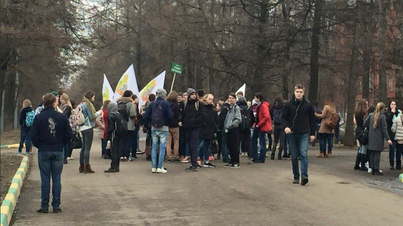 полиция задержала избитых охранниками стройки защитников парка "дубки"