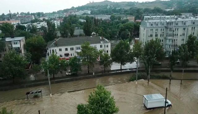 Смерчи и затопленные улицы: юг России попал под удар стихии