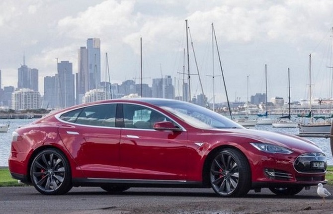 Tesla Motors представила систему автопилота для автомобилей