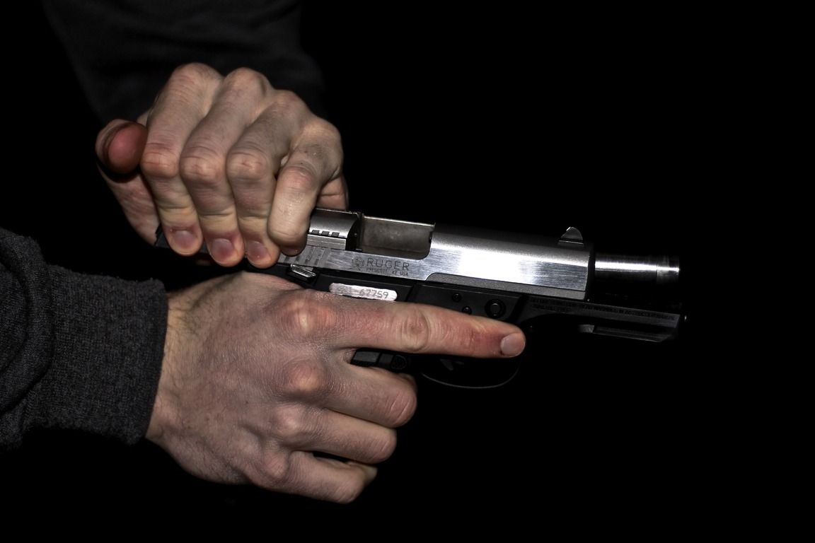 Судимый петербуржец расстрелял ночью припаркованный на Октябрьской набережной Mercedes