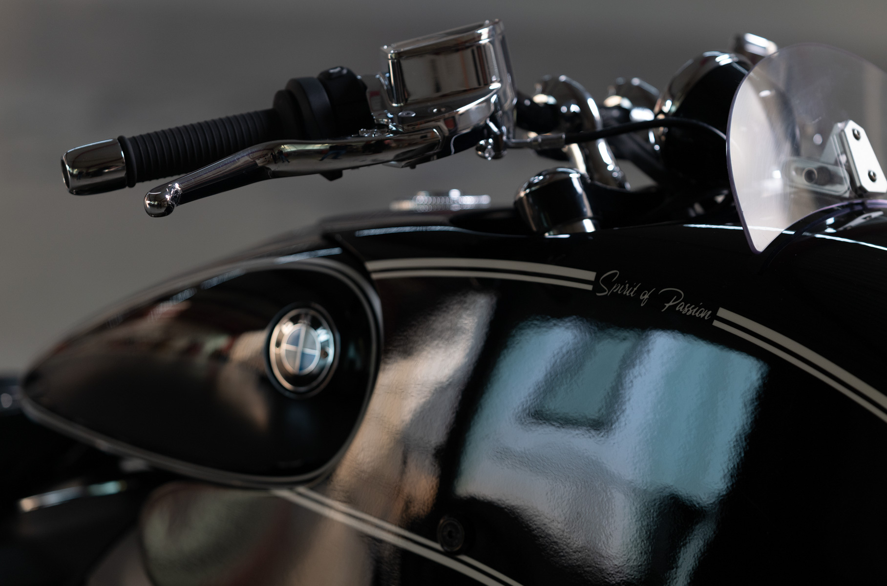 Рассмотрите в деталях невероятный кастом-байк «Дух страсти» на базе BMW R 18 Селектор