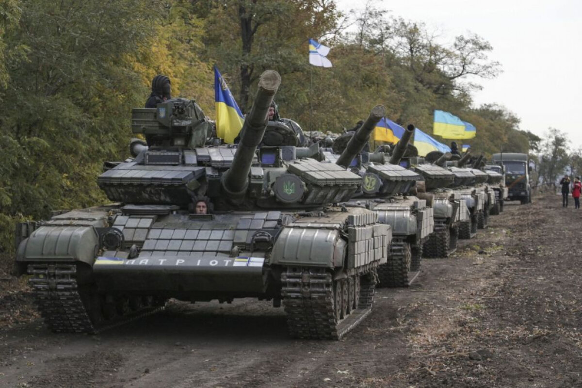 В России насчитали на Украине 500 готовых к войне танков и 900 БТРов