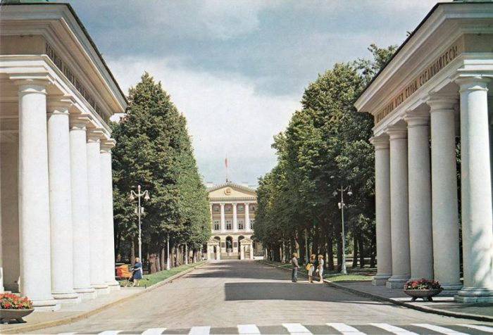 Смольный - штаб великой Октябрьской социалистической революции.