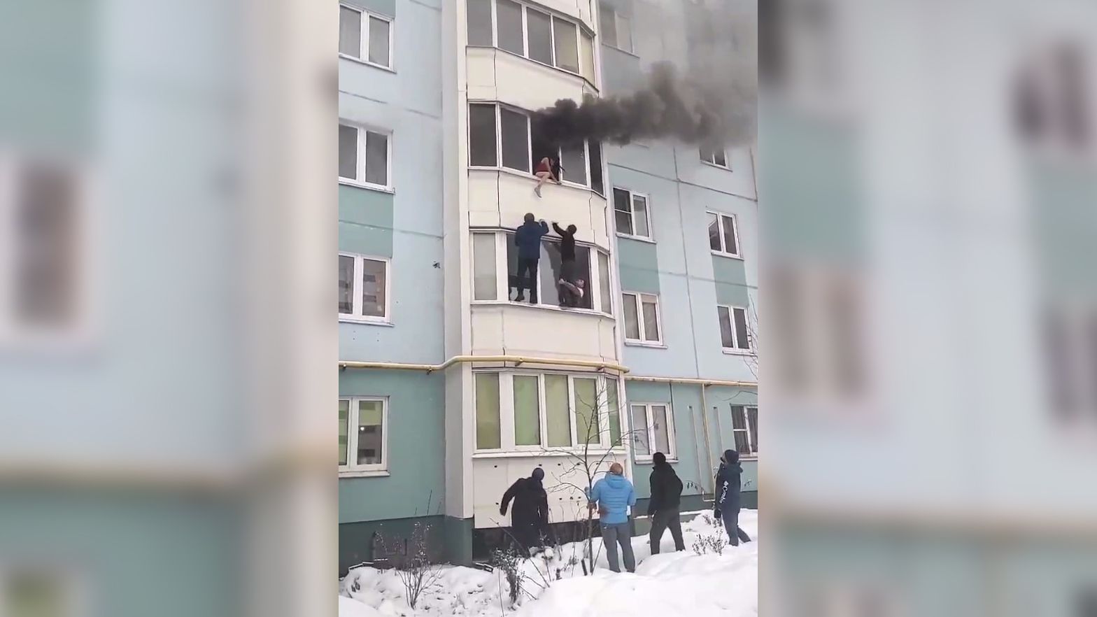 Соседи помогли беременной женщине и ребенку выбраться из горящей квартиры в Ярославле