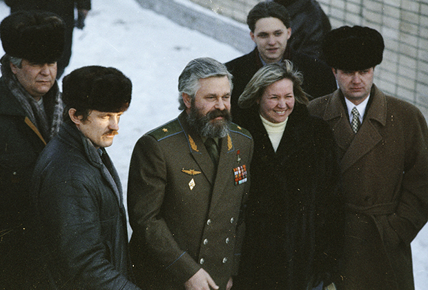 Александр Руцкой (в центре), в окружении родных и близких покидает территорию Лефортовской тюрьмы, 1994 год