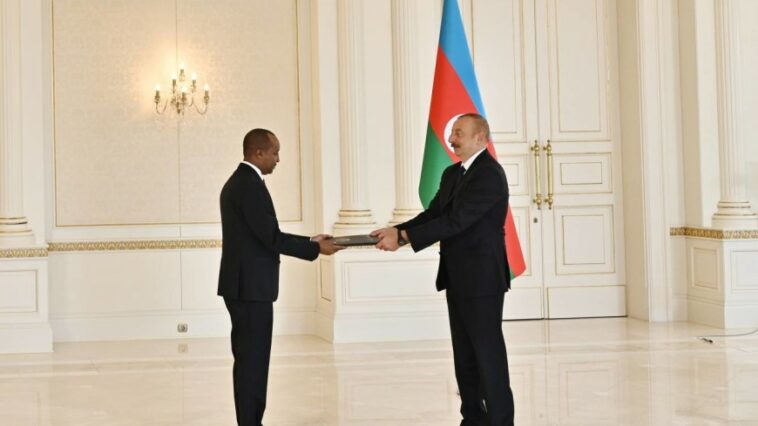 Ильхам Алиев принял новых послов Панамы и Руанды