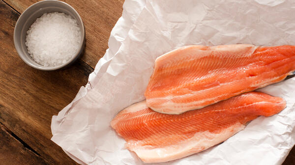 Как правильно засолить красную рыбу дома — не забудьте про гнет, лимон и масло - свежие новости на Toplenta