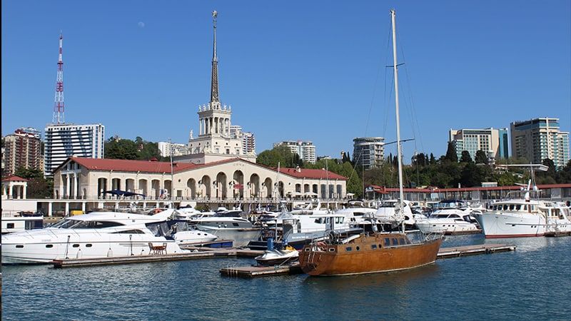 Штормовое предупреждение и вероятность смерчей объявлены в Сочи