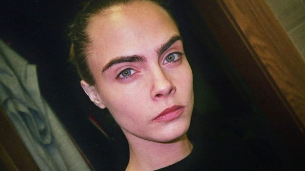 Кара Делевинь показала свой странный дом с секс-интерьером