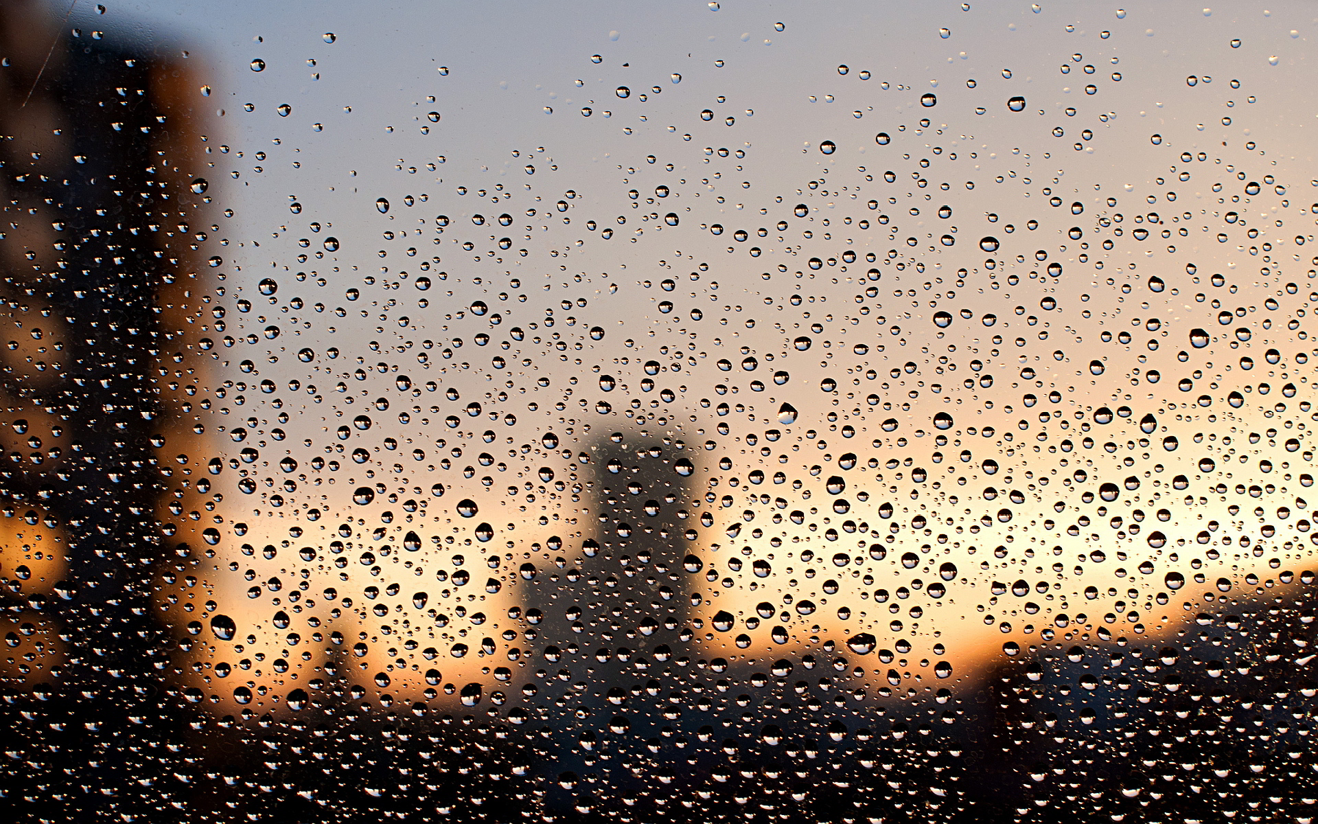 Окно в дождевых каплях. Капли на стекле. Дождь в окне. Капли дождя. Капли дождя на стекле.
