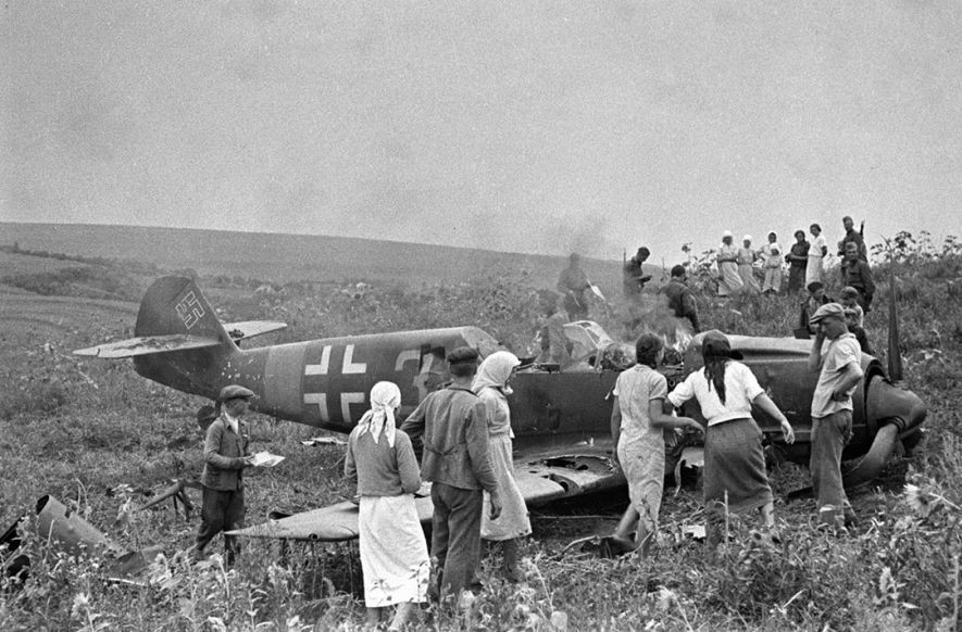 Советские колхозники осматривают сбитый немецкий самолёт