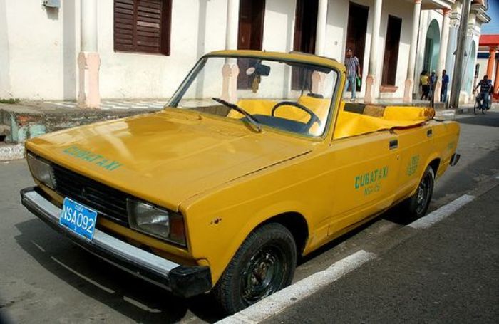 «Пятерка»-кабриолет в тропической Кубе не никого не удивляет. | Фото: pinterest.com.