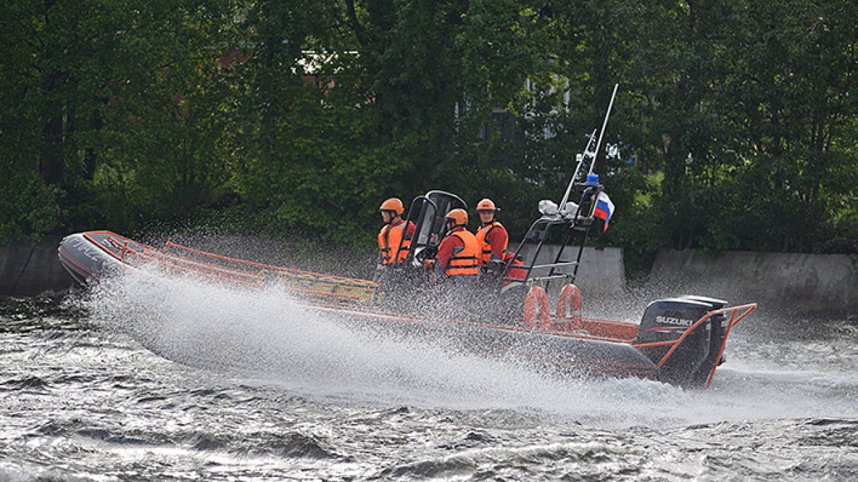 Сотрудники МЧС спасли семерых отдыхающих на катере во Владивостоке