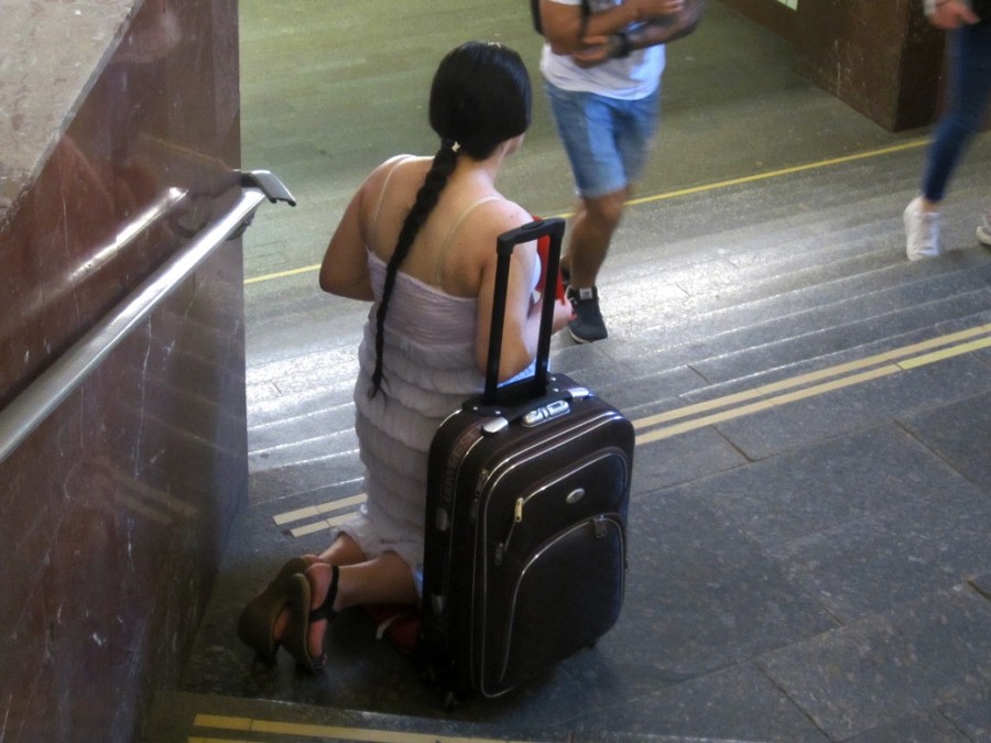 Помогла беременной в метро. Помогла беременной в метро. Не уступают место беременной. Не уступают место беременной. Попрошайки в метро.