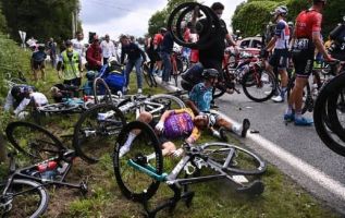 Во Франции на велогонке болельщица задела спортсменов плакатом и спровоцировала массовую аварию