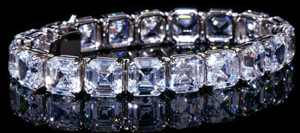 В чем встречать Новый год 2012, какие предпочесть украшения