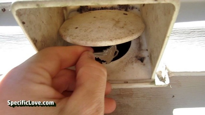 Техника опасности: 10 идей, куда спрятать запасной ключ домашний очаг