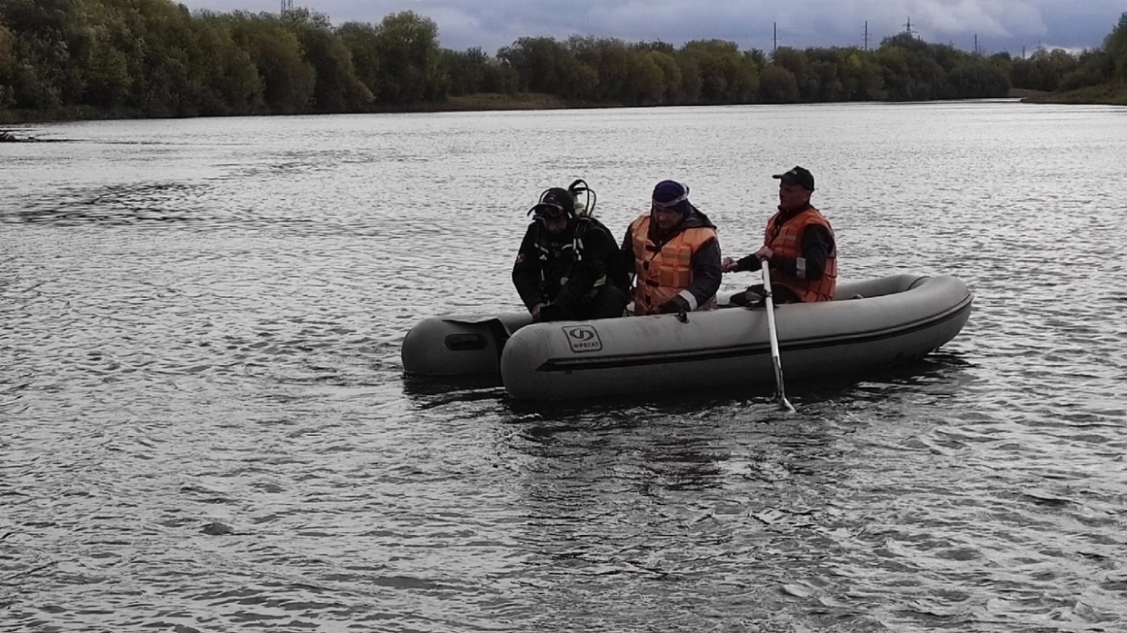 Полиция устанавливает личность мужчины, найденного мертвым в реке в Прикамье