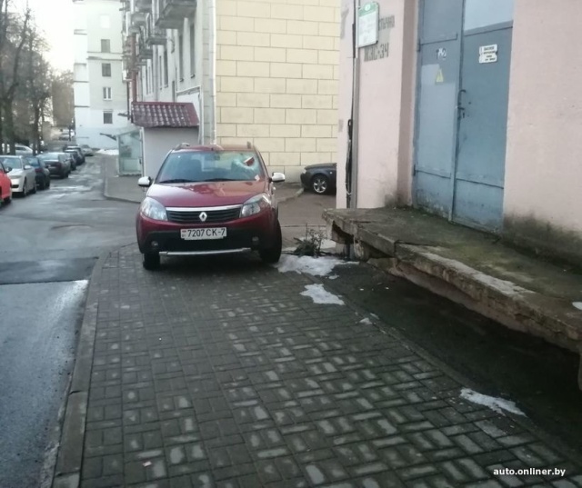 Водитель из Беларуси поплатился за парковку на тротуаре возле дома курилка