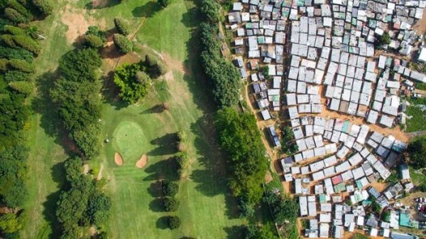 Разграничительные линии между бедными и богатыми районами Кейптауна