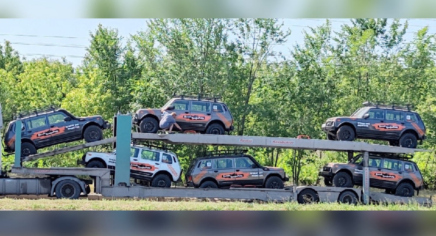 "Экстремальную" Lada Niva Legend засняли на автовозе