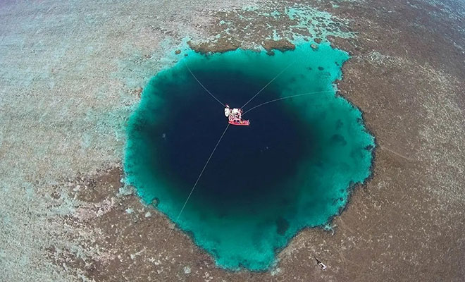 Ученые запустили дрона с веревкой в голубую дыру у берегов Мексики. Троса длиной 500 метров не хватило - похожая новость на Toplenta
