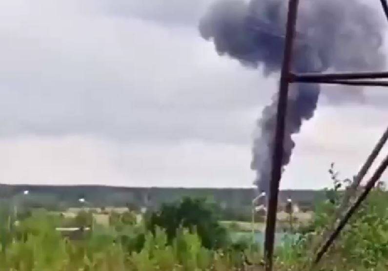 Появились первые кадры с места падения самолета Евгения Пригожина в Тверской области 